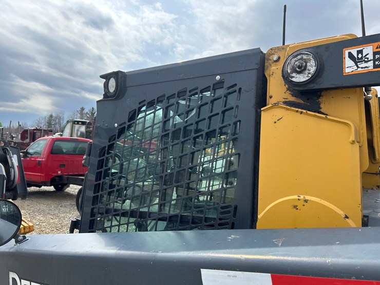 2020-deere-332g-image-38