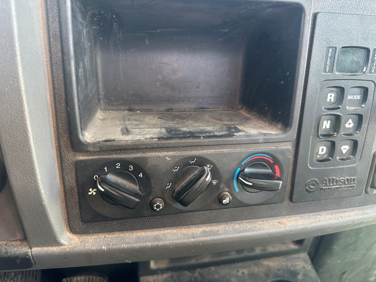 2015-peterbilt-337-image-31