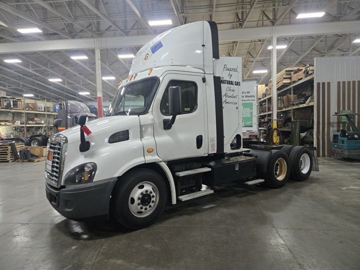 #2298-•-2015-freightliner-cascadia-day-cab-truck-tractor-image-1