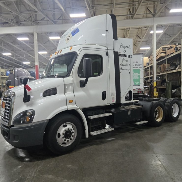 #2298 • 2015 Freightliner Cascadia Day Cab Truck Tractor