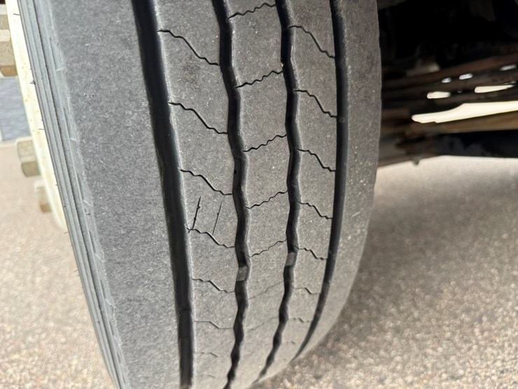 2019-isuzu-nrr-image-56