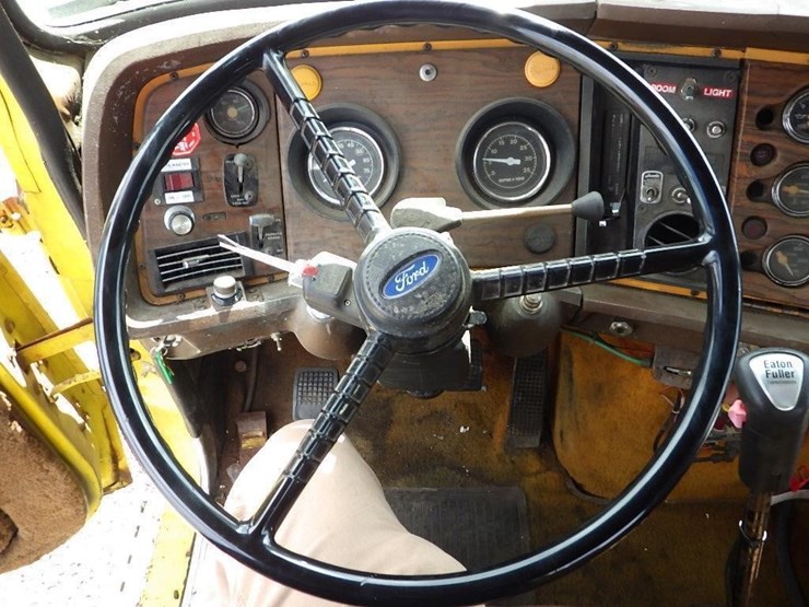 1984-ford-9000-image-29