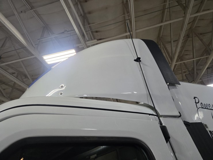 #2298-•-2015-freightliner-cascadia-day-cab-truck-tractor-image-21