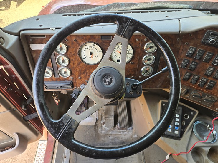 #1515-•-2005-international-9400i6x4-sleeper-cab-truck-tractor-image-49