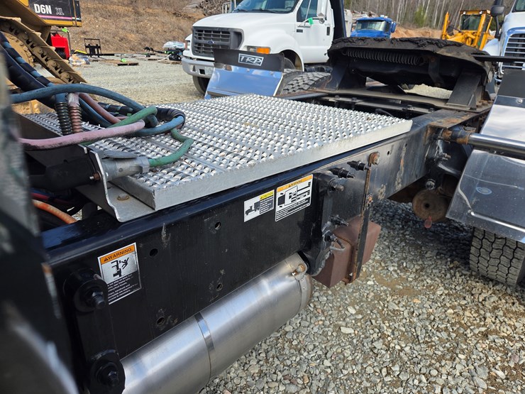 2013-peterbilt-337-image-23