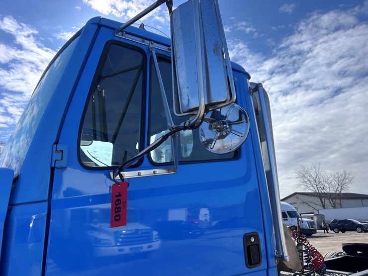 #1680-•-2003-freightliner-day-cab-truck-tractor-image-12