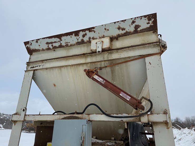 #2210-•-fabtek-14'x96"x128"-feeder-bin-image-33