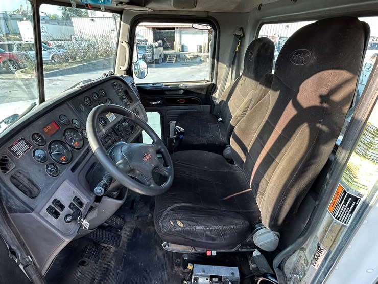 peterbilt-365-image-109