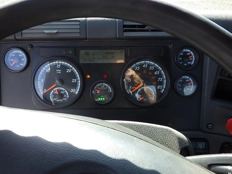 2018-freightliner-cascadia-125-image-40