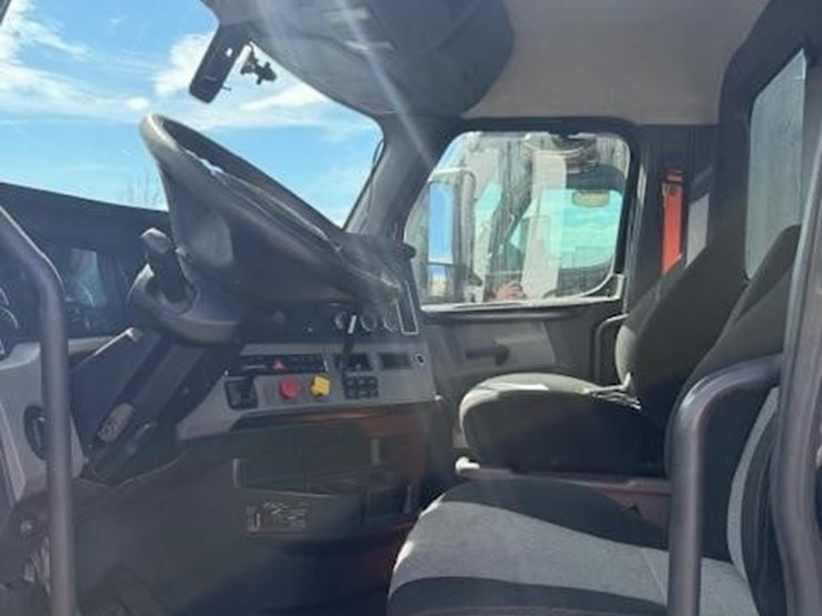 2018-freightliner-cascadia-126-image-6