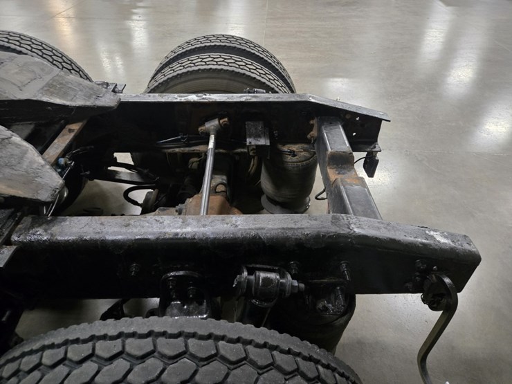 #2295-•-2016-freightliner-cascadia-day-cab-truck-tractor-image-29