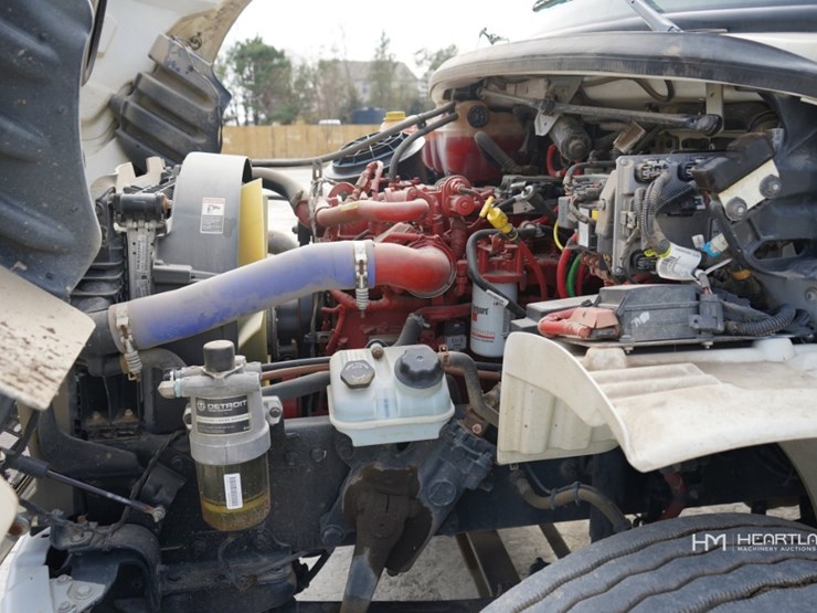 2023-freightliner-m2-106-image-11