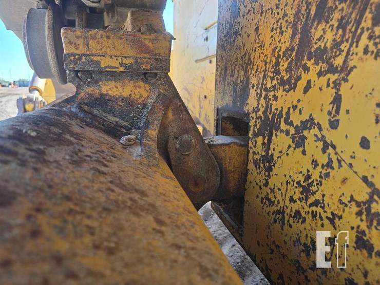 2006-deere-750j-image-29