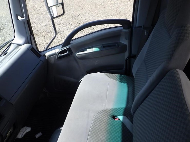 2010-isuzu-npr-image-29