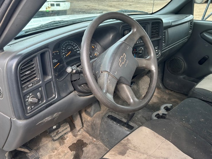 2004-chevrolet-3500-image-52