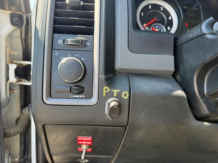 #1064-•-2015-ram-5500-heavy-duty-service-truck-image-28