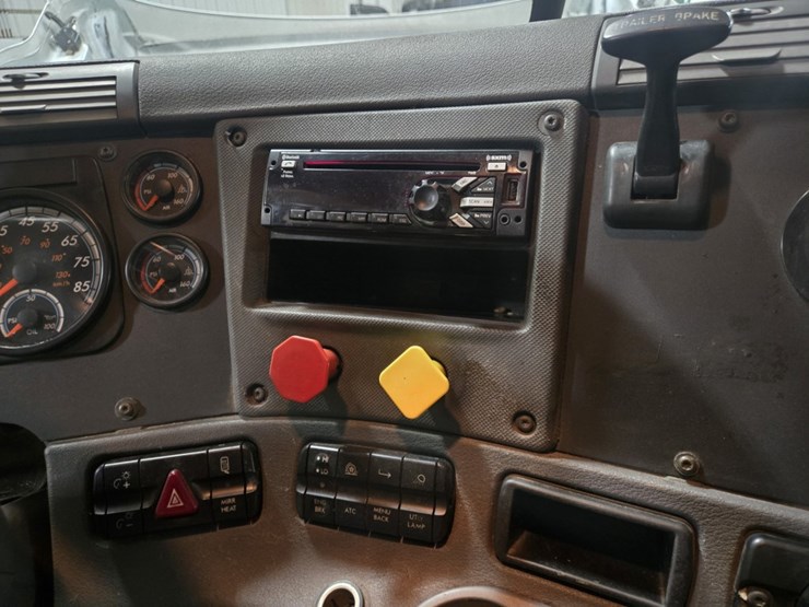 #2298-•-2015-freightliner-cascadia-day-cab-truck-tractor-image-64