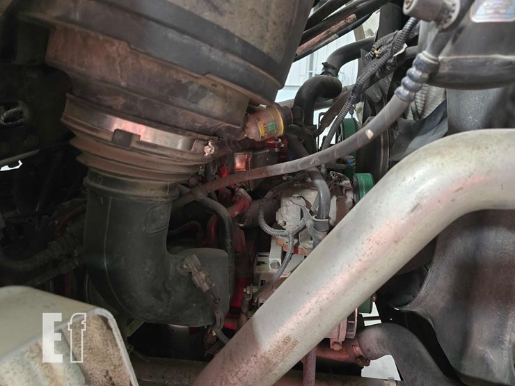 2012-freightliner-m2-106-image-33