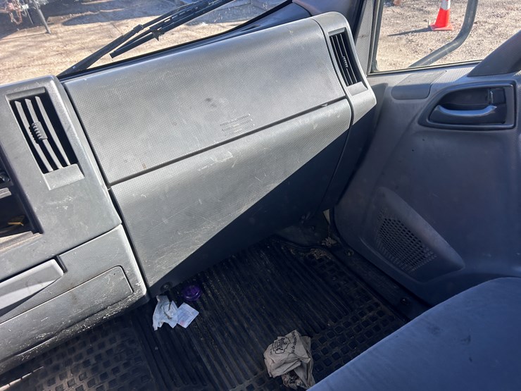 2012-isuzu-npr-image-45