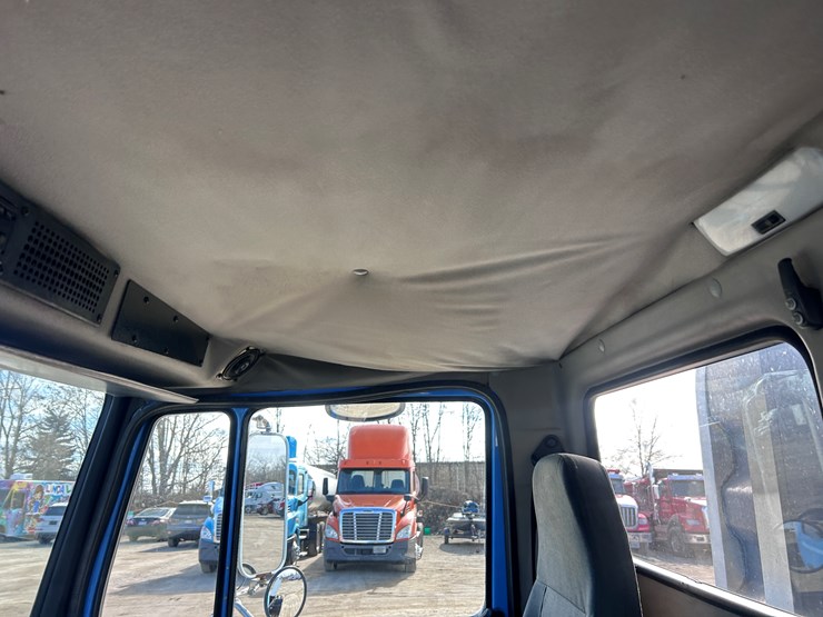 #1680-•-2003-freightliner-day-cab-truck-tractor-image-46