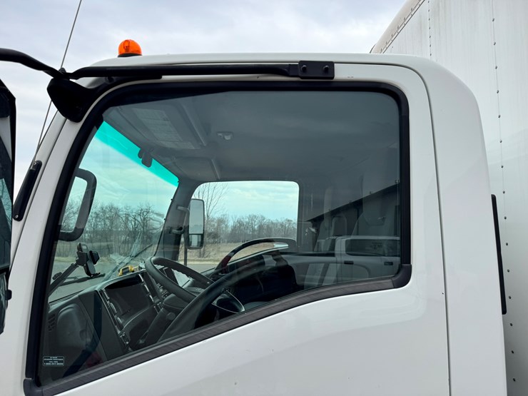 2019-isuzu-nrr-image-10