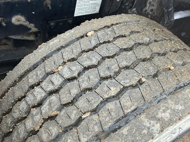 2015-volvo-vnl62t630-image-51