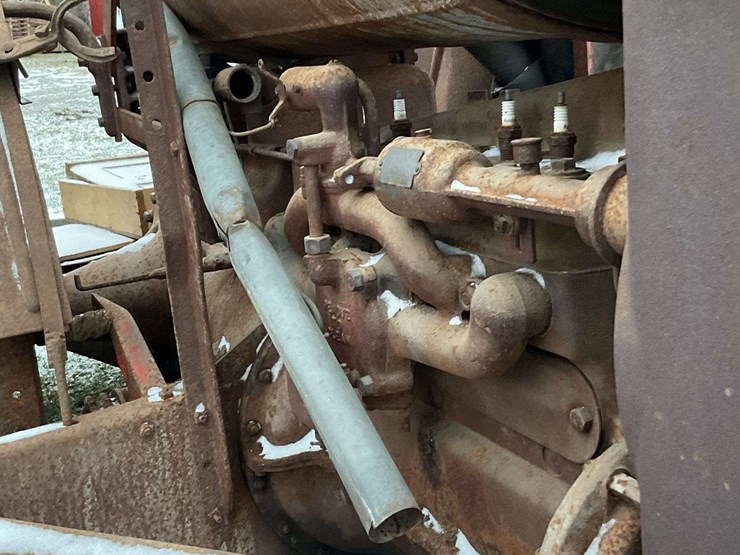 fordson-with-mounted-gleaner-combine-image-28