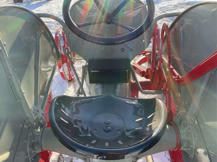 1925-fordson-with-mounted-terrace-plow-image-34