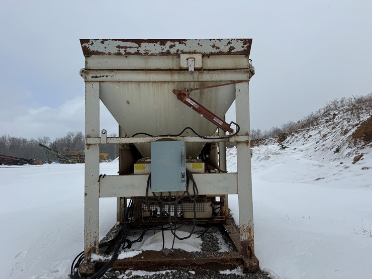 #2210-•-fabtek-14'x96"x128"-feeder-bin-image-13