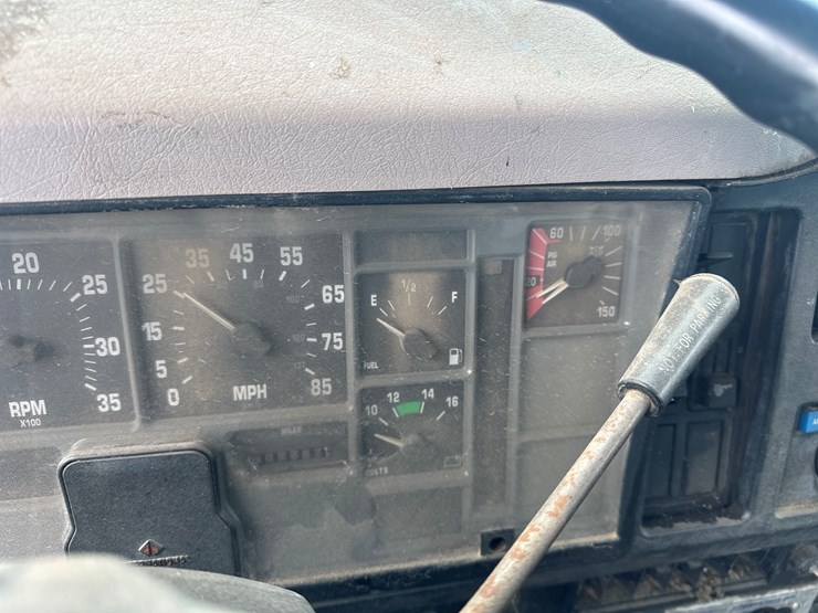 1995-international-8100-image-54