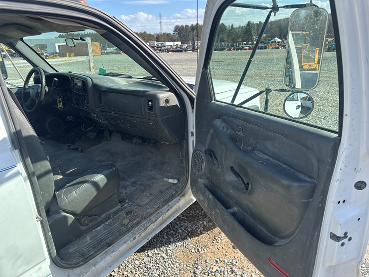 2005-gmc-3500-image-25