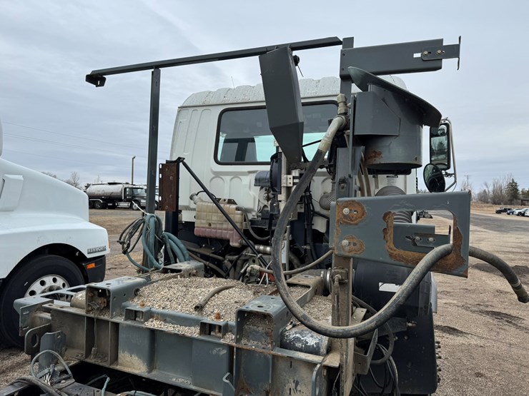 2005-gmc-t7500-image-19