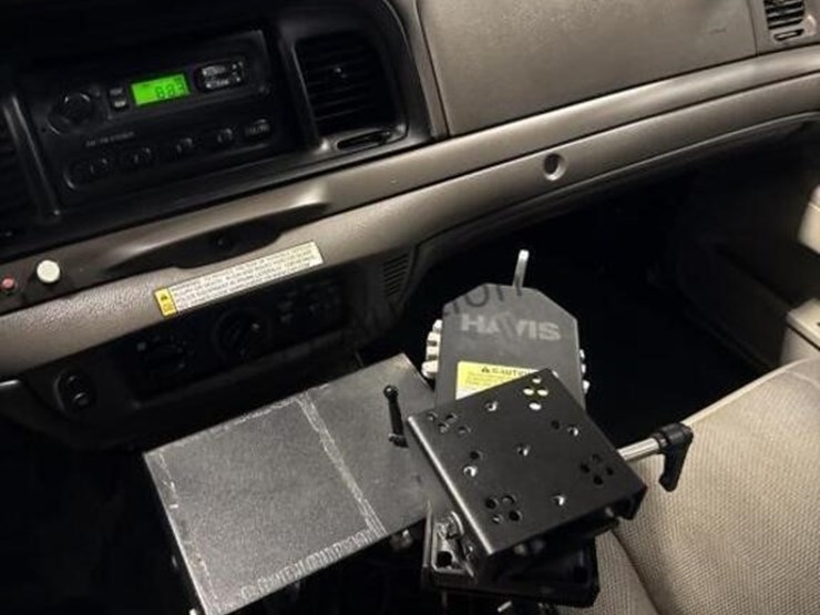 2011-ford-crown-victoria-sdn-image-20