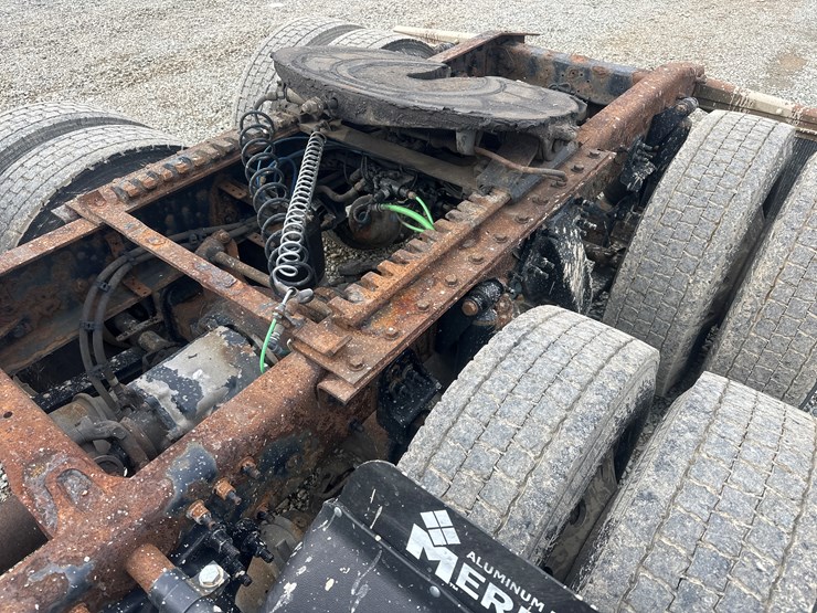 2017-massey-ferguson-8-image-21