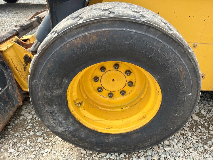 2020-deere-332g-image-60