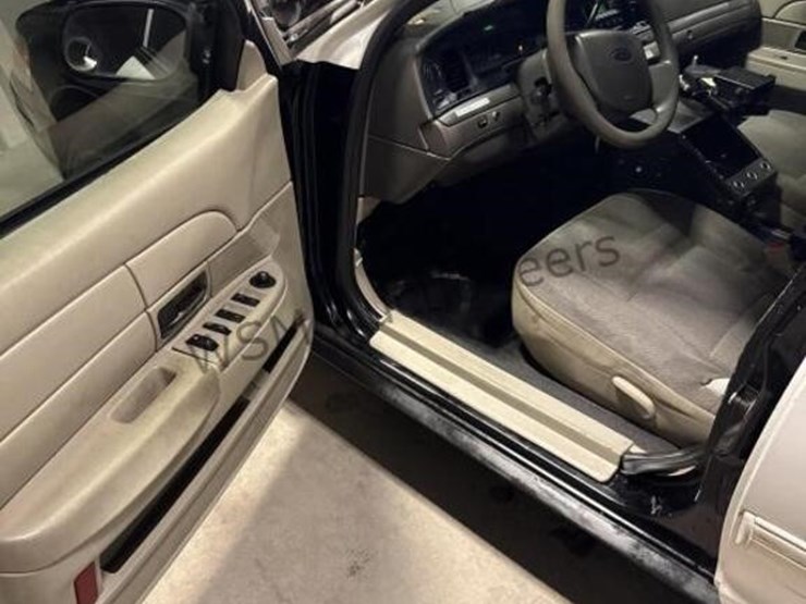 2011-ford-crown-victoria-sdn-image-23