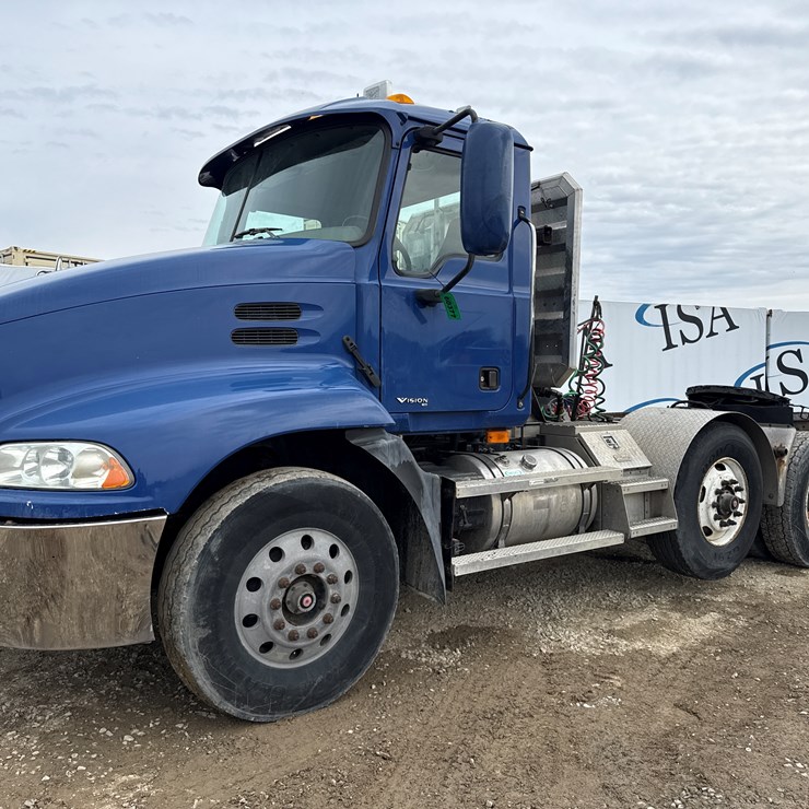 2007 MASSEY-FERGUSON 8