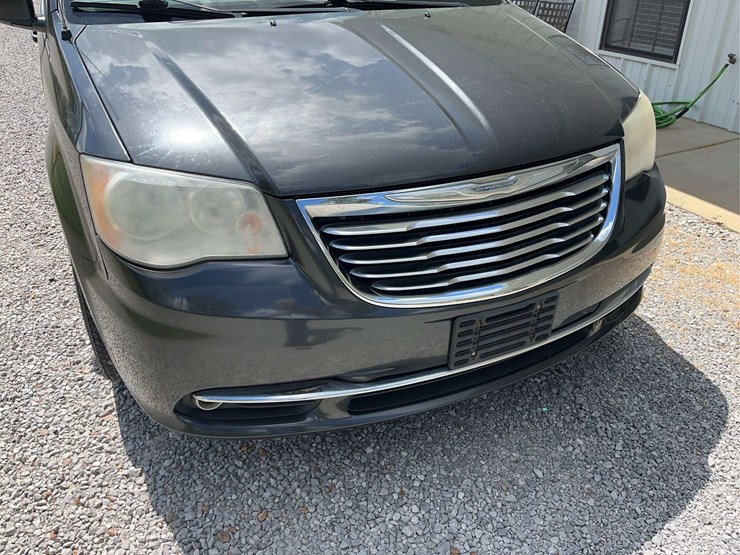 2012-chrysler-town-&-country-image-3