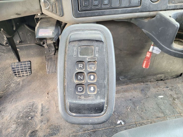 2012-international-7400-image-24