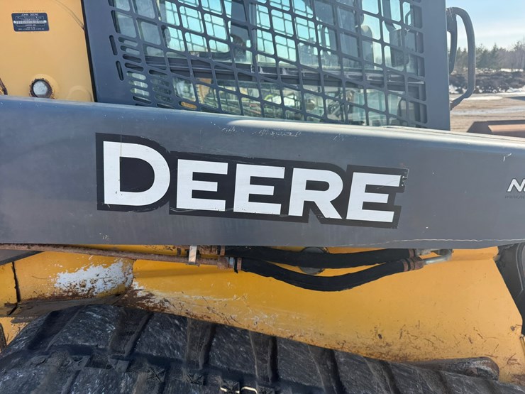 deere-329e-image-21