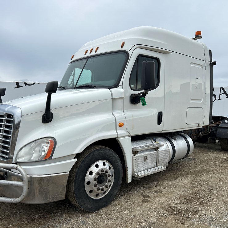 2017 MASSEY-FERGUSON 8