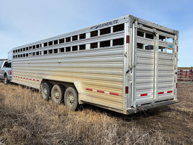 2022-featherlite-8127-livestock-trailer-image-3