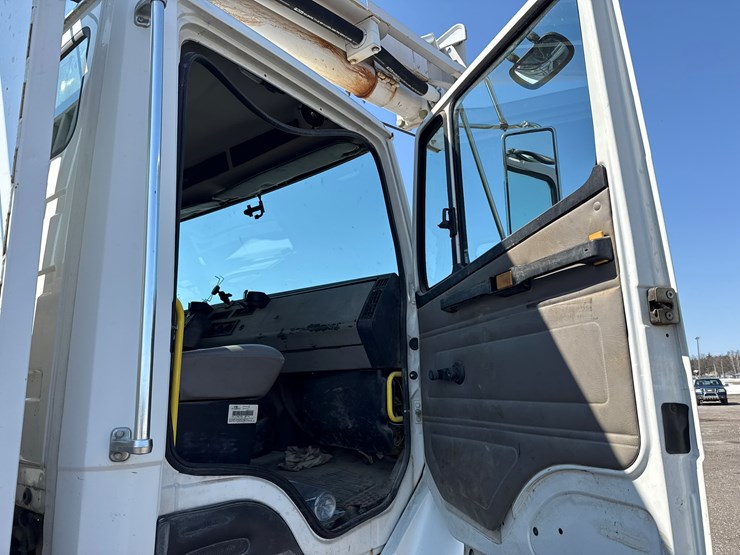 2002-freightliner-fl80-image-47