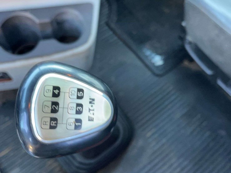 2015-freightliner-122sd-image-8