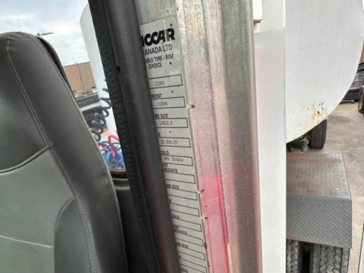 2008-peterbilt-335-image-12