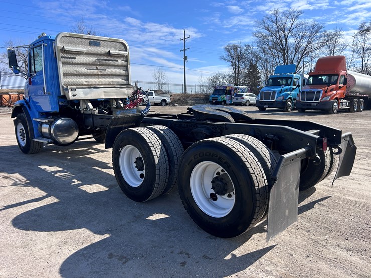 #1680-•-2003-freightliner-day-cab-truck-tractor-image-3