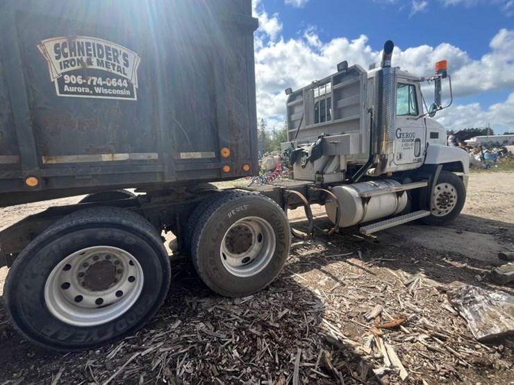 #1556-•-1999-mack-e7-460-day-cab-truck-tractor-image-4