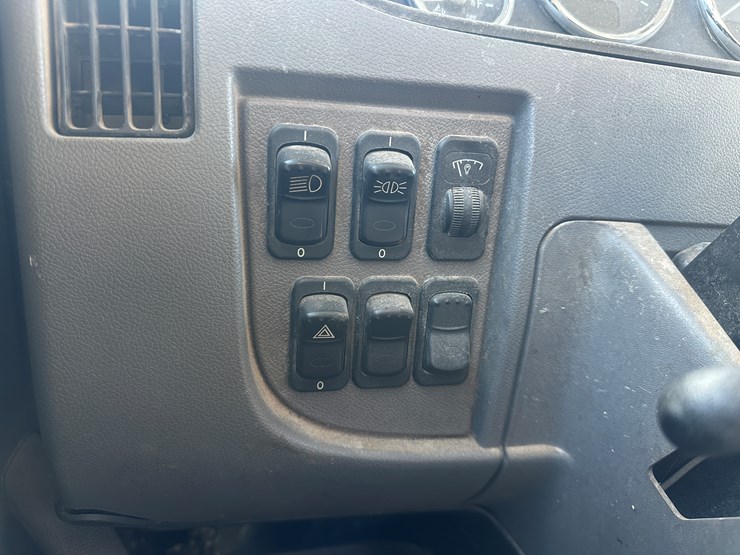 2015-peterbilt-337-image-29