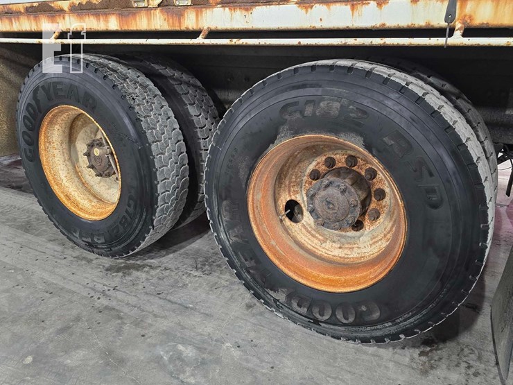 2012-freightliner-m2-106-image-37