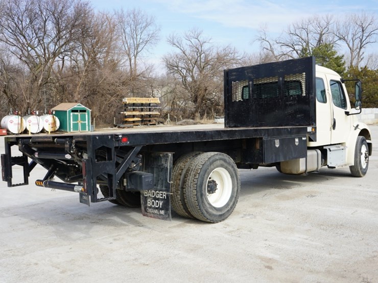 2023-freightliner-m2-106-image-4